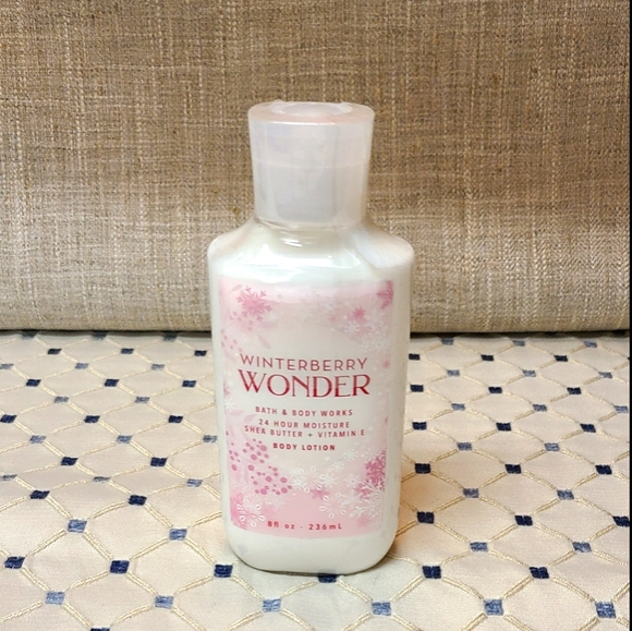 ❄Bath & Body Works Winterberry Wonder Body Lotion - Picture 1 of 5